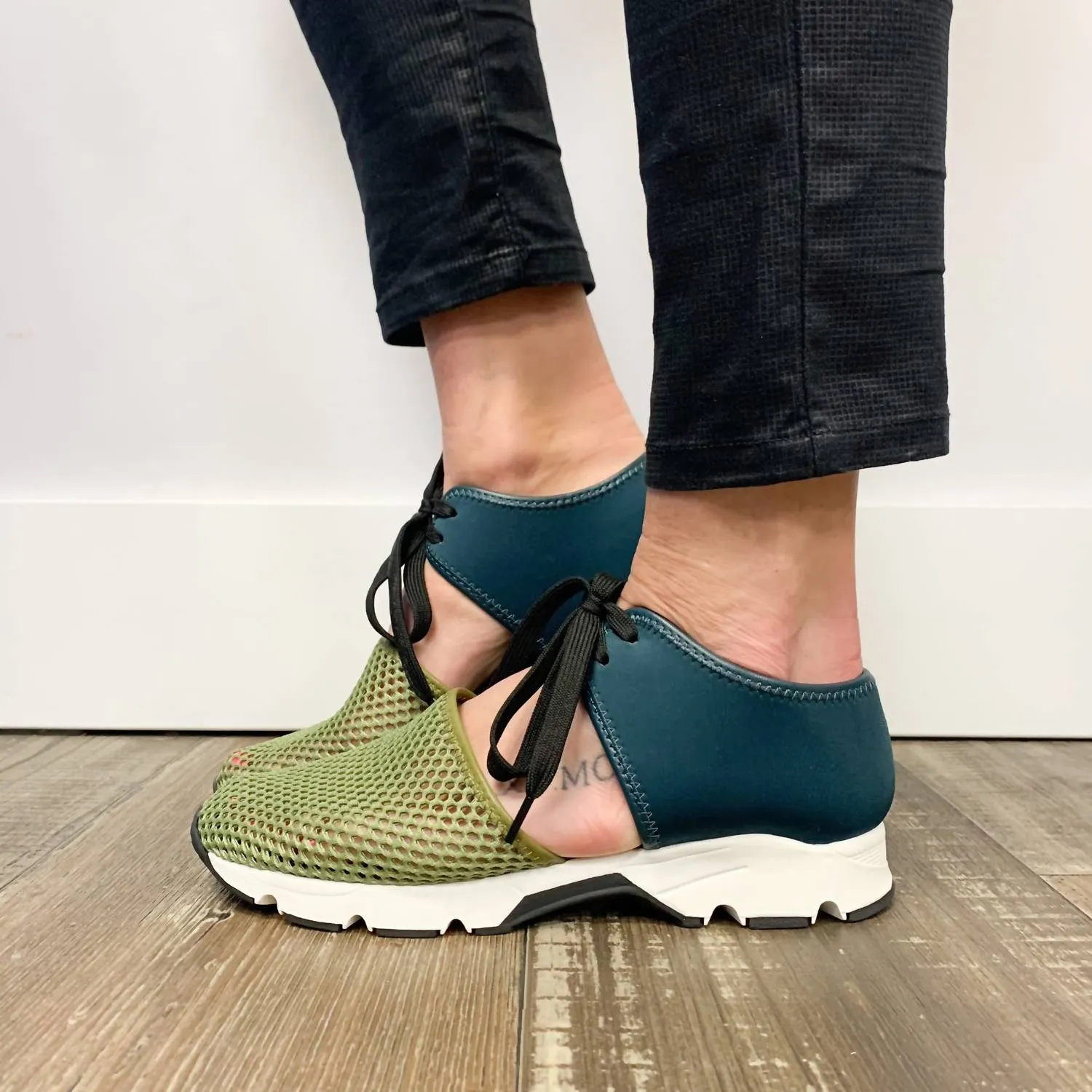 All Black - Women's Amazing Mesh In Two Tone Sneaker