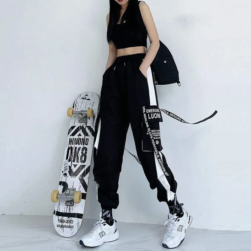 Schwarze E-Girl-Cargohose mit Statement-Bändern