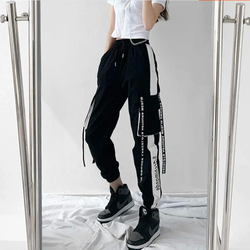 Schwarze E-Girl-Cargohose mit Statement-Bändern