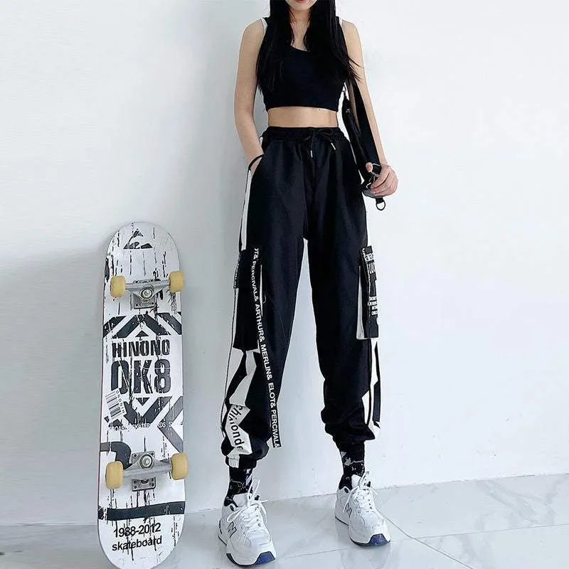 Schwarze E-Girl-Cargohose mit Statement-Bändern