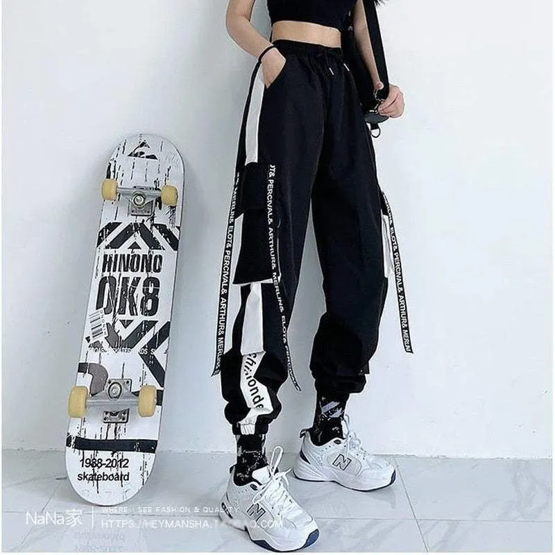 Schwarze E-Girl-Cargohose mit Statement-Bändern