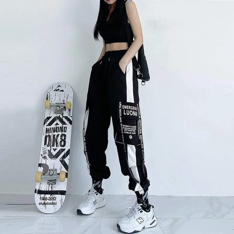 Schwarze E-Girl-Cargohose mit Statement-Bändern