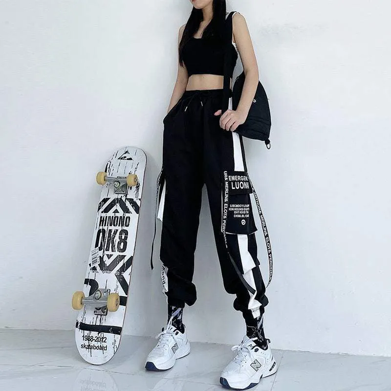 Schwarze E-Girl-Cargohose mit Statement-Bändern